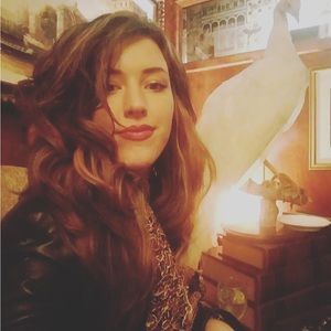 Meet your Posher, Chloe 🌹